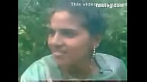 Indisches Pussy-Mädchen im Freien, das Brüste zeigt