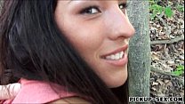 Das lächelnde tschechische Mädchen Maria Fiori blitzt die Titten und wird gegen Geld gefickt