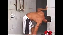 ホットブラジル人はシャワーで犯される
