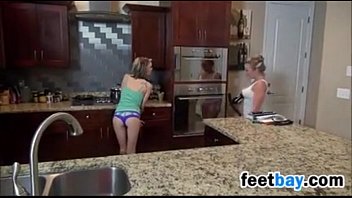 Lesbianas besos y lame pies en la cocina