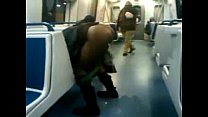 人々の前で地下鉄の本物の映像の女性の小便