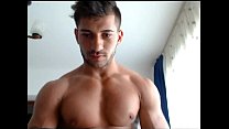 Симпатичный 21-летний мускулистый парень размял свои большие мускулы перед камерой для тебя