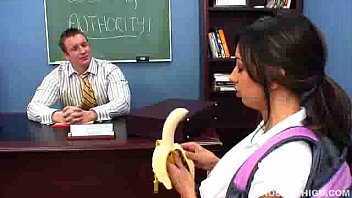 Das sexy brünette Mädchen Sisi Sinz verführt ihre Lehrerin, indem sie Bananen isst, bevor sie gefickt wird