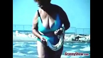 Les grands-mères russes à la plage