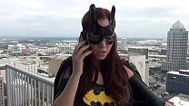 Batgirl salva la ciudad con el drenaje de la polla de los villanos con una paja de pies