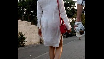 Donna in abito quasi trasparente