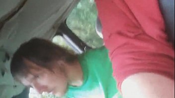Drogué bébé sucer dans la voiture