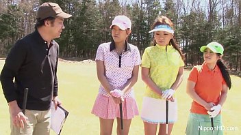 Le ragazze i asiatiche giocano a golf nudo