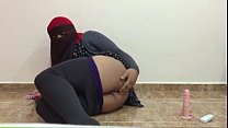 travesti quente árabe em hijab brinca com vibrador e bunda fodida