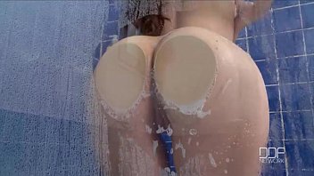 Il ninfomane russo Stacy Snake viene sodomizzato in bagno