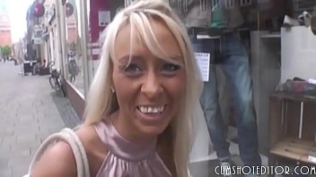 Горячая немецкая блондинка любительский секс в общественном туалете в видео от первого лица