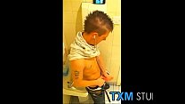 Twink amador Mark Henley se masturbando no banheiro masculino