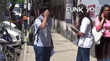Garota pedindo o tamanho do pau de estranhos! Funk You (pegadinha na Índia)