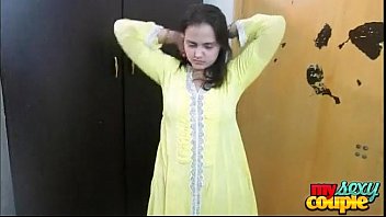 Индийская бхабхи Соня в желтом костюме Shalwar раздевается в спальне для секса