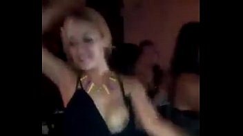 Loira ensina seu peito a dançar sexy em um bar em Monterrey