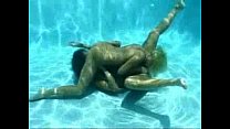 Exposure - лесбийский секс под водой