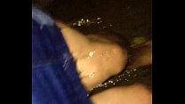 Lady Peeing All Over Her Legs In bagno pubblico - hotpeegirls.com