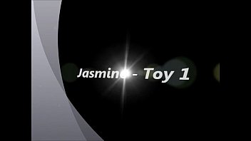 Jasmine e il suo giocattolo