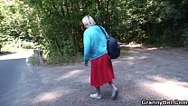 Raccoglie e scopa una nonna di 80 anni fuori