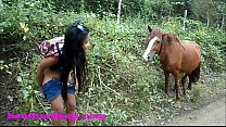 (HEATHERDEEP.COM) Heather Deep 4 che gira su un quad veloce spaventoso e fa pipì accanto ai cavalli nella giungla versione youtube