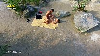 Sexo na praia com nudez, vídeo de voyeurs feito por um drone