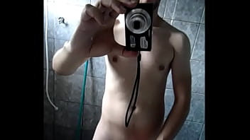 Garçon doté de Londrina se masturbant dans la salle de bain