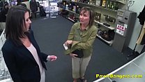 Une cliente prend une bite dans sa chatte poilue pour de l'argent