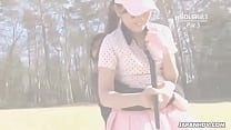 Nena asiática se desnuda en el campo de golf