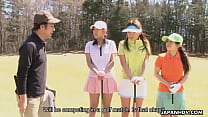 O jogo de golfe asiático se transforma em uma sessão de brinquedos