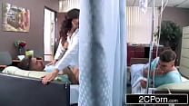Enfermeira com tetas grandes fodendo seus dois pacientes