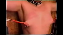 Рабыне-шлюшке растягивают ее сиськи в любительском видео