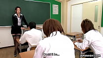 Espectacular profesora chupando a sus traviesos alumnos