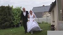 Vovó segurando o vestido de noiva
