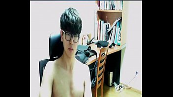 Coreano gay masturbándose