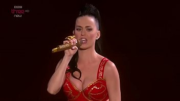 Katy Perry - j'ai embrassé une fille, performance live, dans une tenue super sexy