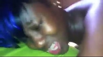 Garota jamaicana sendo fodida por dois caras