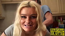 La blonde tatouée Jakki Louise se fait baiser par une grosse bite de mec