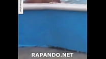 Una coppia dominicana scopa cazzo in una piscina a Plena Via Publ