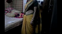 Desi Tamil Verheiratete Tante, die Nabel im Saree mit Audio herausstellt