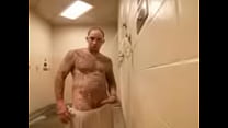 Banho quente após um bom treino no pátio da prisão