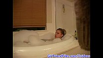 Câmera escondida pega namorada se masturbando no banho