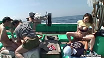 Vagabundas asiáticas sendo fodidas em um barco de pesca