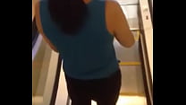 Asiatische Schlampe auf der Rolltreppe