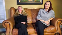 Кастинг-любительницы на диване становятся лесбиянками в двойном интервью
