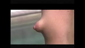 ふくらんでいる乳首の熱いおっぱい-sexycamz.net