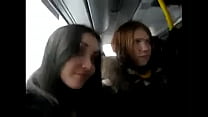 Meninas russas flertam com um estranho exibicionista no ônibus