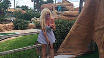 Hot Blonde "kelley Cabbana" dita figa in PUBLIC mini golf