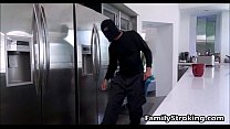 Papá cumple la fantasía de su hijastra follando con un ladrón - FamilyStroking.com