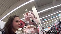 Belle chérie tchèque est taquiné dans le supermarché et frappé en pov
