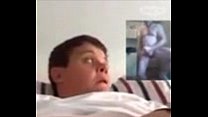 Ein großer hässlicher masturbiert auf Skype
